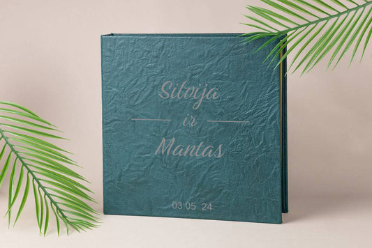 Žalios eko odos personalizuotas rankų darbo nuotraukų albumas lipniais lapais - priekis