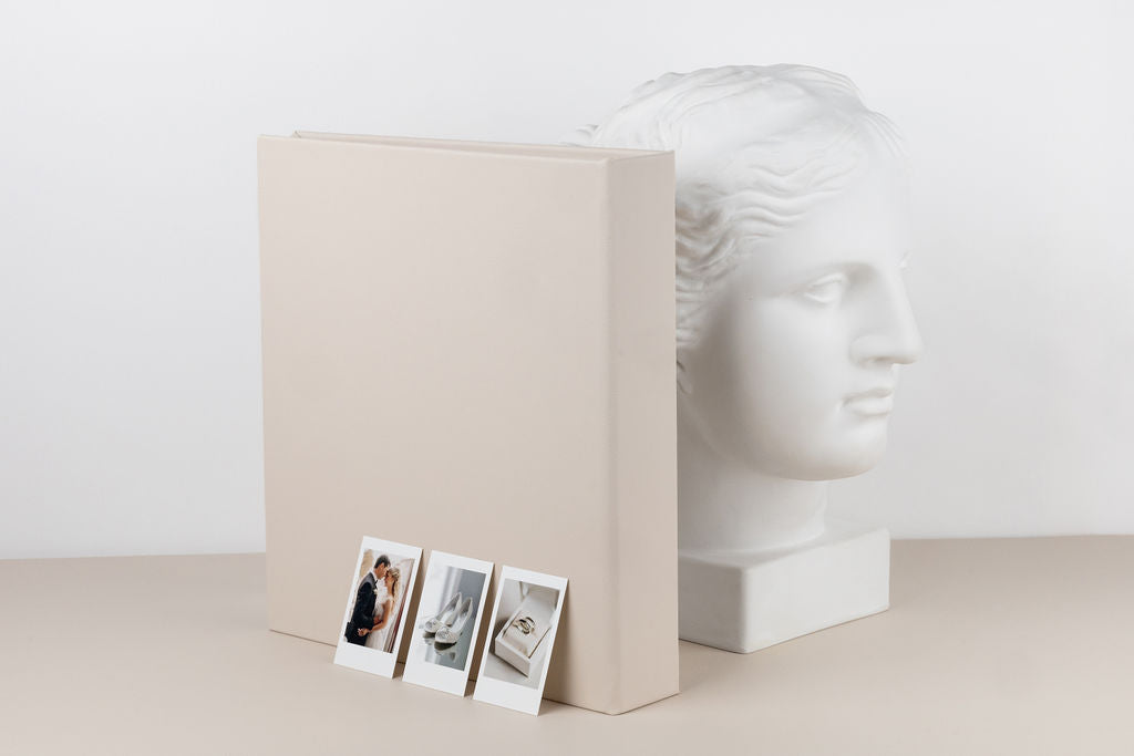 Kreminės spalvos eko odos rankų darbo personalizuotas nuotraukų albumas su įmautėmis - iš šono