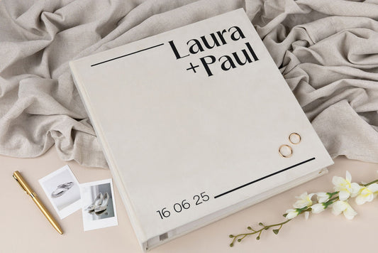 Baltos velvetinis personalizuotas nuotraukų albumas lipniais lapais su juodu užrašu