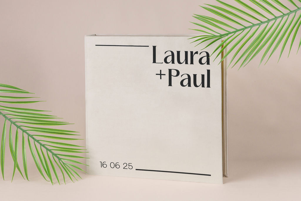 Baltos velvetinis personalizuotas nuotraukų albumas lipniais lapais su juodu užrašu - priekis