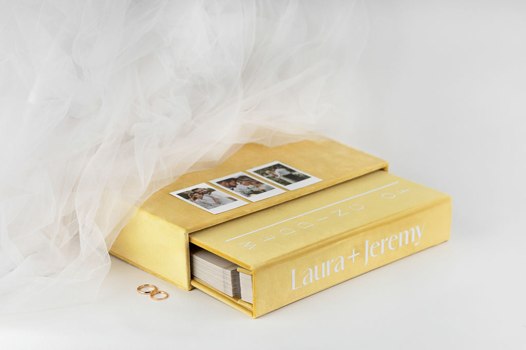 Geltonos spalvos personalizuotas rankų darbo nuotraukų albumas lipniais lapais su dėklu